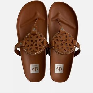 Super cute comfortable sandals.